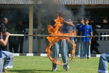 Satpam Tebuireng Jilat Besi Panas di Mapolres Jombang