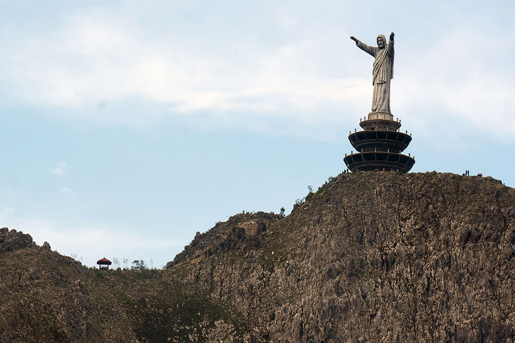 Wisata Religi Patung Yesus Kristus Memberkati