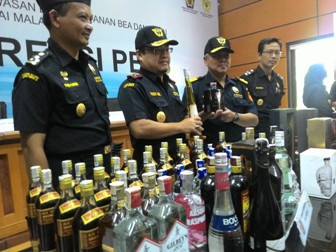 Ratusan Botol Miras Impor dan Rokok Tanpa Cukai Disita