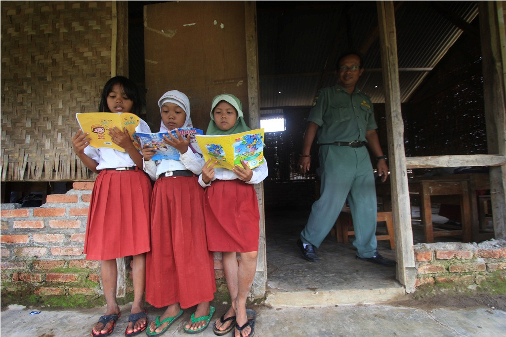 Sejumlah siswa belajar di ruang kelas yang terbuat dari bilik bambu di SDN 4 Cikamurang, Indramayu, Jawa Barat, Senin (13/4). ANT/Dedhez Anggara.