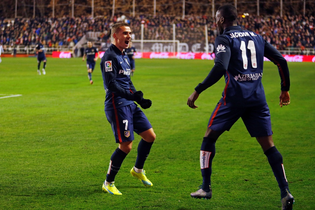 Antoine Griezmann (kiri) merayakan gol ke gawang Rayo Vallecano (Foto: AP PhotoFrancisco Seco)