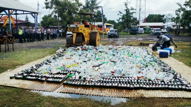 Ribuan Botol Minol Dimusnahkan Polisi