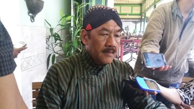 <i>Dawuh Dalem</i>, Kerabat Keraton: Hadiah Tahun Baru Penuh Mendung