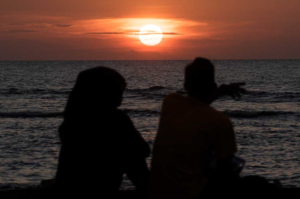Indahnya Menyaksikan Sunset Terakhir di Tahun 2015