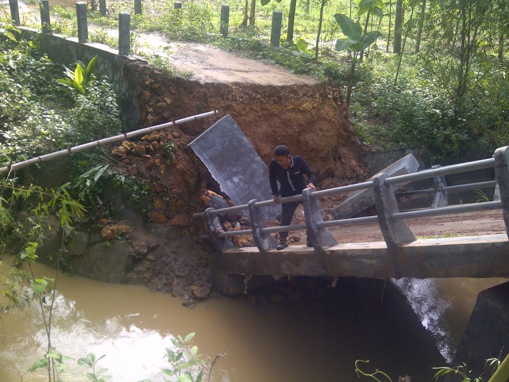 Kondisi jembatan yang ambruk. (Foto: MTVN/Agus Josiandi)