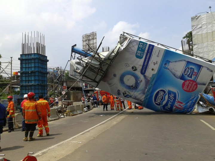Papan Reklame Roboh di Tendean, Arus Lalin Kedua Arah Dialihkan