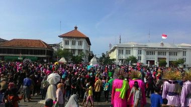  Jakartans Flock to Kota Tua During New Year Holiday