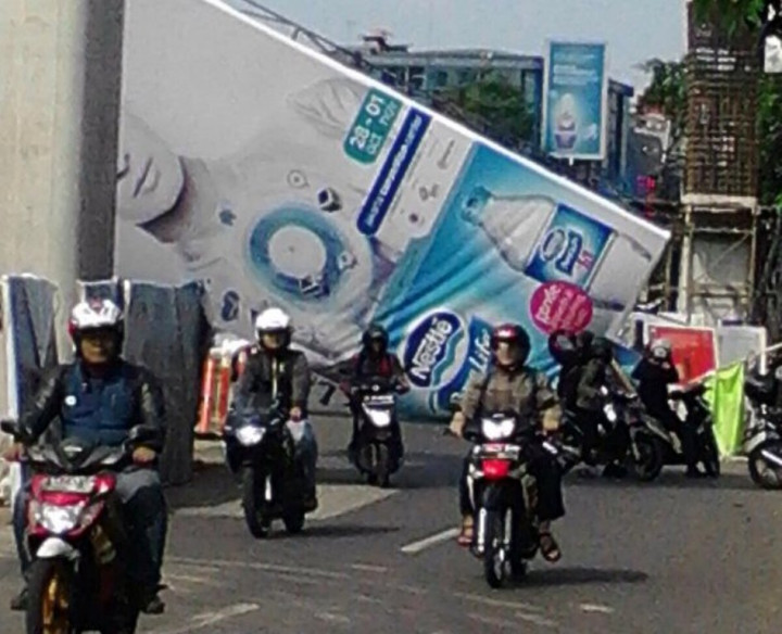 Papan Reklame di Jalan Tendean Roboh