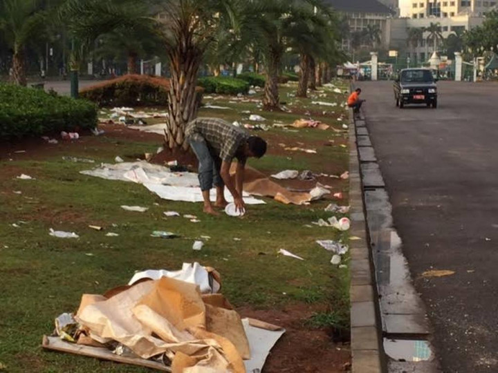 Sampah-sampah Berserakan di Monas Pascaperayaan Tahun Baru