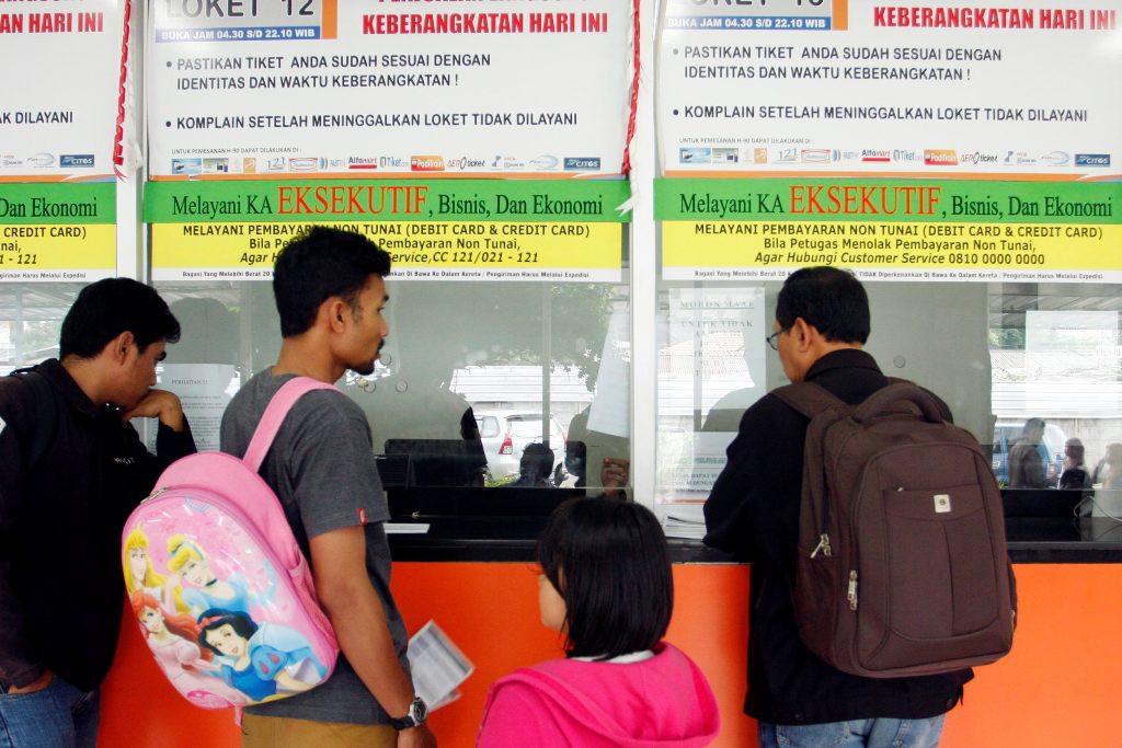 Sejumlah penumpang mengantri untuk membeli tiket kereta api. (MI/Galih Pradipta)