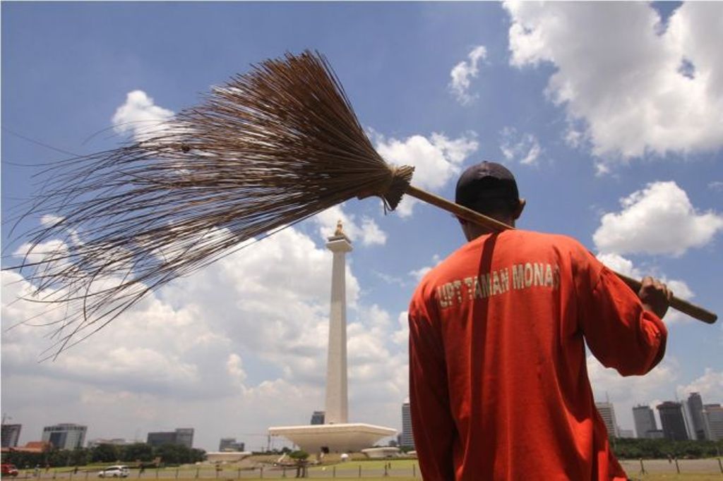 Seorang petugas kebersihan sedang bekerja di kawasan Monumen Nasional (Monas).--Foto: MI/Angga Yuniar