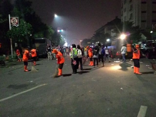 Petugas membersihkan saampah bekas perayaan tahun baru. (Foto: MTVN/Ilham Wibowo)