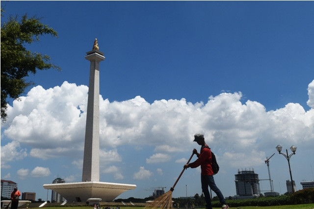 PHL Monas membersihkan sampah. (Foto: Antara/Agung Rajasa)