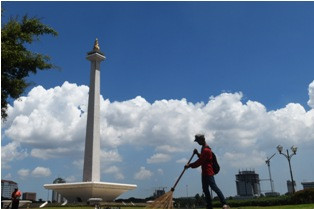 Usai Dibersihkan Sampah di Monas Kembali Menumpuk