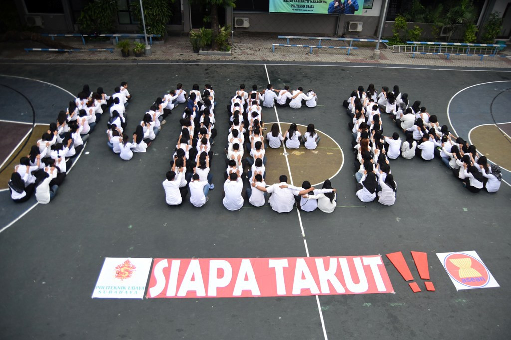 Sejumlah mahasiswa membentuk formasi tulisan MEA. (ANTARA FOTO/M Risyal Hidayat)