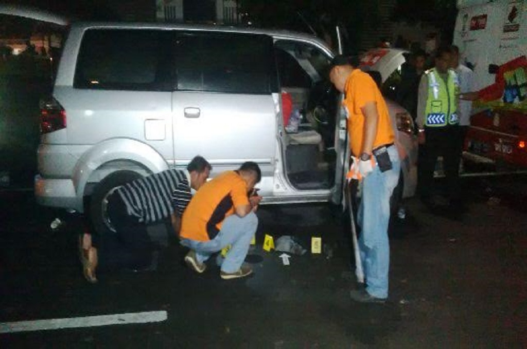 Sebuah benda diduga bom meledak dibawah mobil TV One di Bandung, MTVN - Octavianus