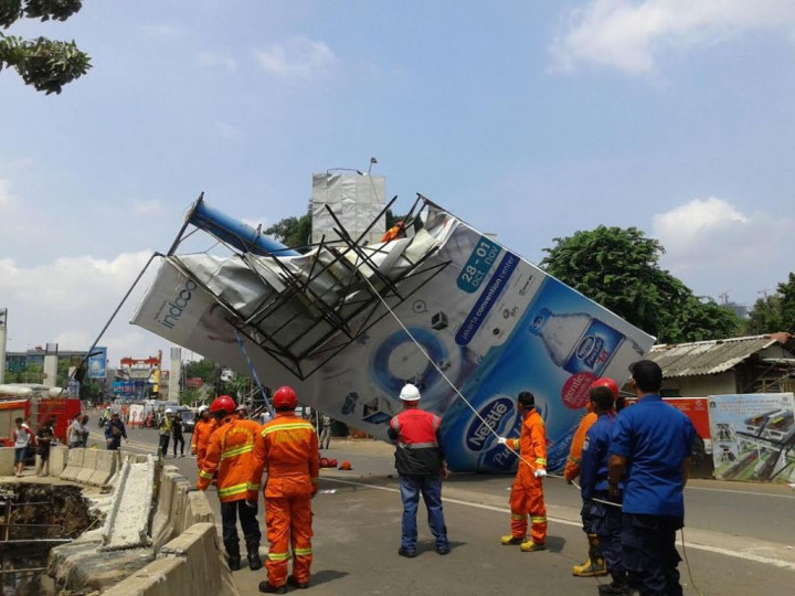 Pondasi Tak Sesuai Jadi Penyebab Reklame di Tendean Roboh