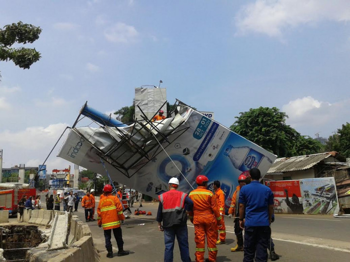 Kontraktor Lihat Kejanggalan Pondasi Reklame Roboh di Mampang