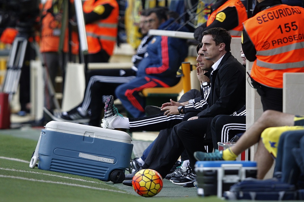 Gary Neville saat memperhatikan anak asuhnya bermain kontra Villareal (Foto: AFP/JOSE JORDAN)