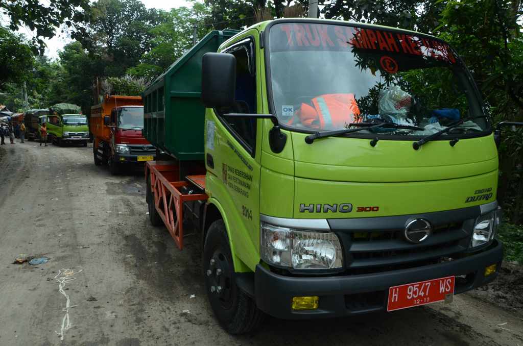 ‎Truk sampah TPA Jatibarang saat antre. Foto: Metrotvnews.com/Dhana Kencana