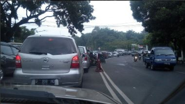 Kendaraan Mengular di Kawasan Wisata Lembang