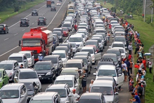 Puncak Dipadati Bus Pariwisata, Kemacetan 7 KM