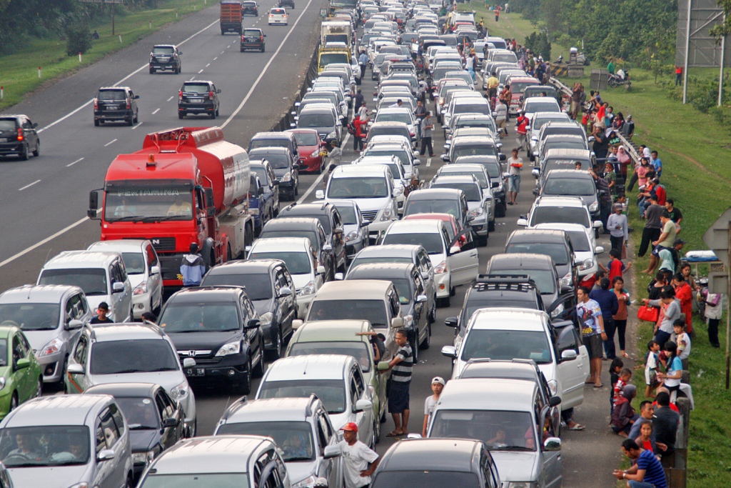 Ribuan kendaraan terjebak kemacetan panjang di pintu keluar tol Ciawi menuju puncak, Bogor, Jawa Barat, Jumat (1/1/2016). Foto: MI/Bary Fathahilah
