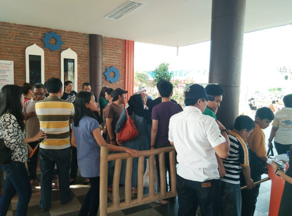 Pengunjung antre di Cirebon Water Land. (MTVN/Ahmad Rofahan)