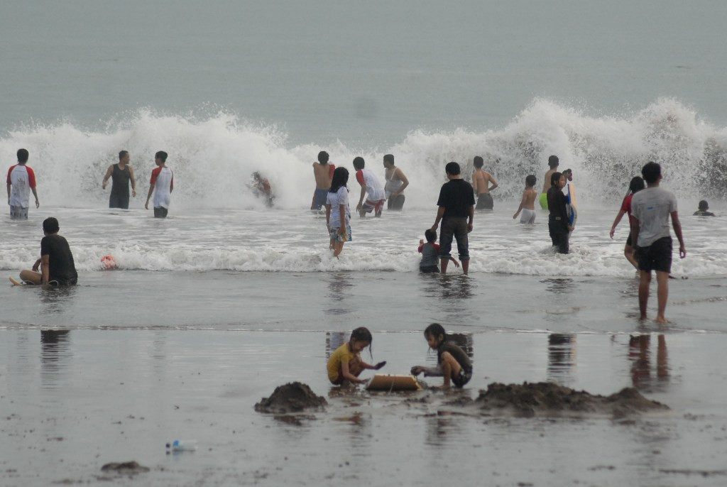Wisatawan menikmati Pantai Barat Pangandaran. (ANT/Adeng Bustomi)