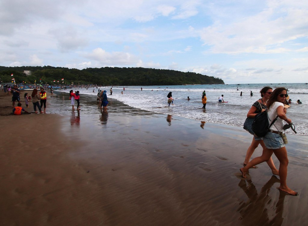 Sejumlah wisatawan menikmati Pantai Pangandaran, Jawa Barat. (ANT/Rivan Awal)