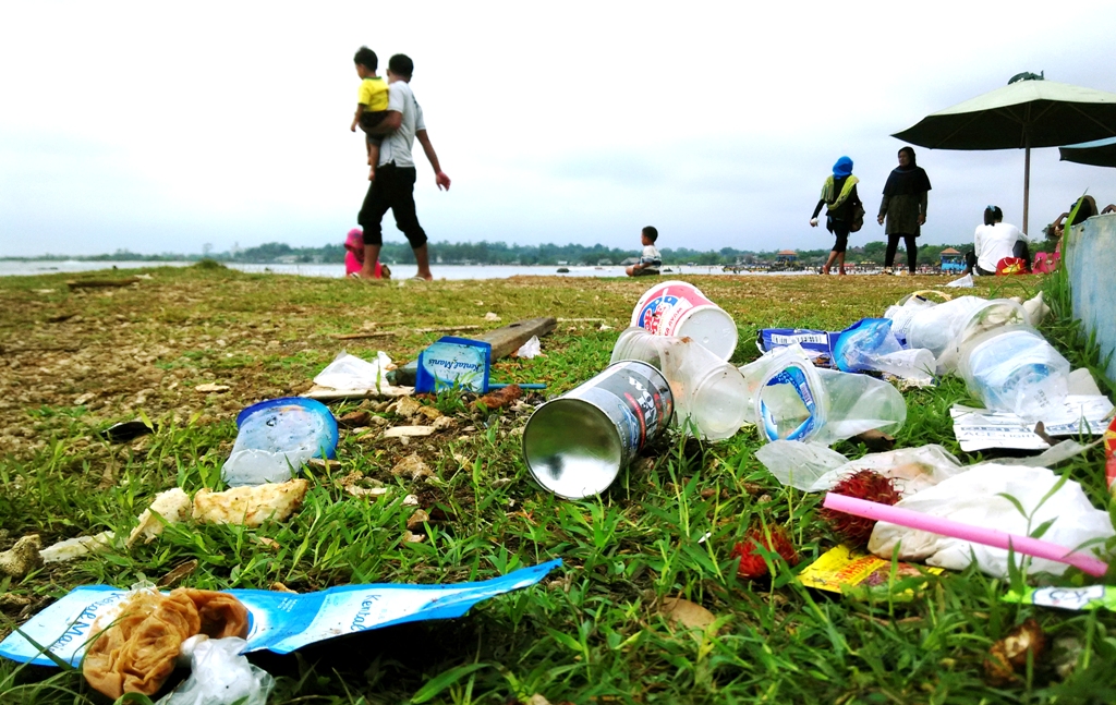 Onggokan sampah di bibir Pantai Bandengan, Jepara, Jawa Tengah. Foto: Metrotvnews.com/Rhobi Sani
