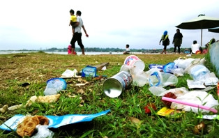 Tinggal Sampah yang Terkulai di Pantai