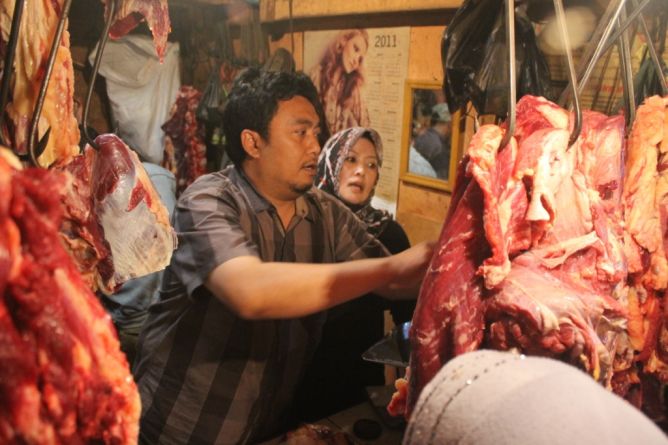 Dudung, pedagang daging sapi di pasar Pengalengan, Bandung. FOTO MTVN / Latief Rochyana.
