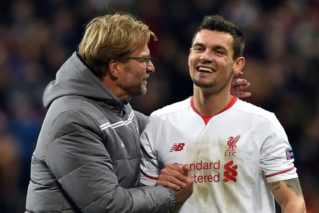 Keakraban pelatih Liverpool Dejan Lovren dengan salah satu anak asuhnya, Dejan Lovren. (AFP PHOTO / KIRILL KUDRYAVTSEV)