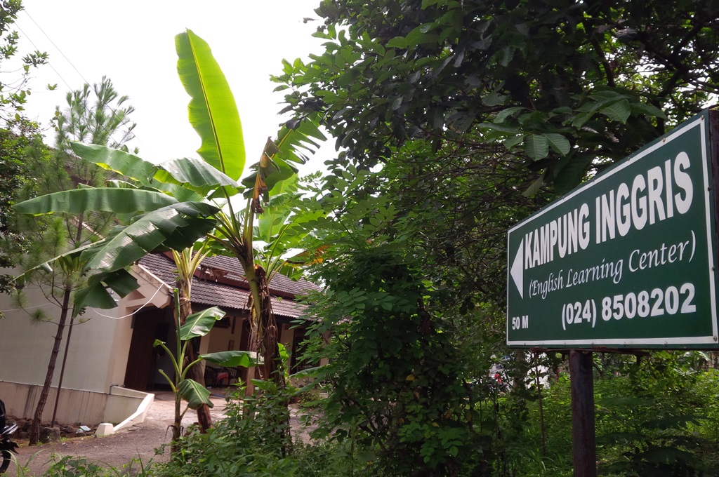 Penunjuk jalan arah Kampung Inggris Semarang. Foto : Metrotvnews.com/ Dhana Kencana
