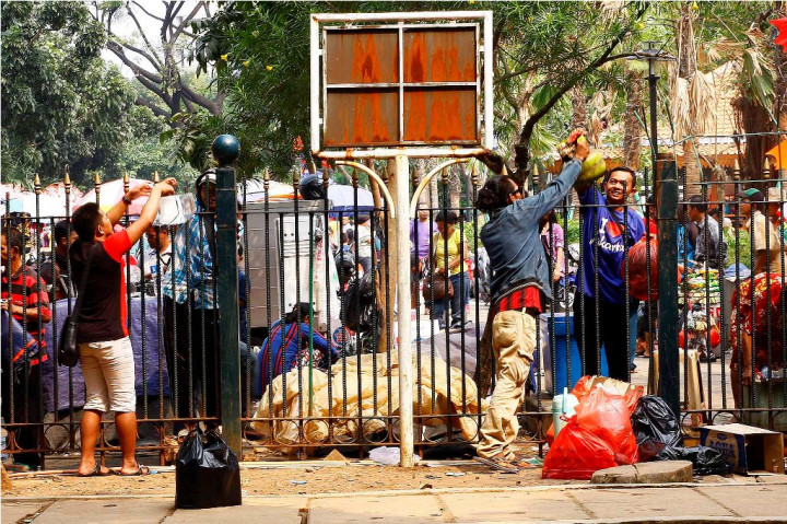 Razia PKL di Monas Nyaris Ricuh