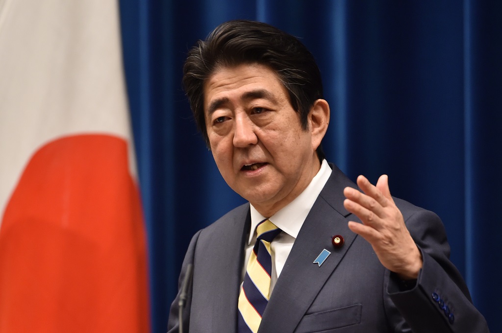PM Jepang Shinzo Abe dalam konferensi pers awal tahun 2016 di Tokyo, Senin (4/1/2016). (Foto: AFP/KAZUHIRO NOG)