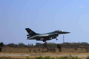 Pesawat Tempur TNI AU Buru Pesawat Asing