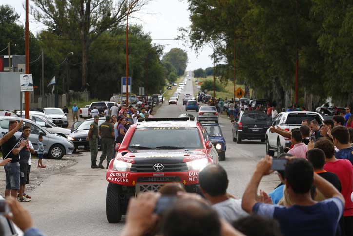 Para peserta melakukan konvoi dari ke Villa Carlos Paz. Dakar