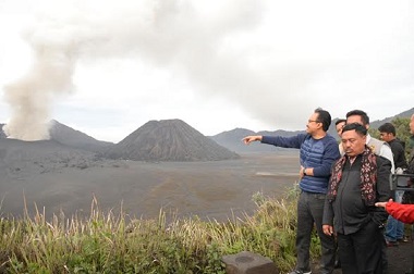 Sinar Api Memancar, Gunung Bromo Semakin Aktif