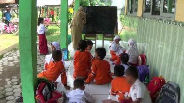 Atap Sekolah Ambruk, Siswa SD Belajar di Teras Sekolah