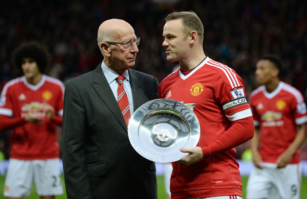 Wayne Rooney (kanan) bersama Sir Bobby Charlton (Foto: AFP PHOTO / OLI SCARFF)
