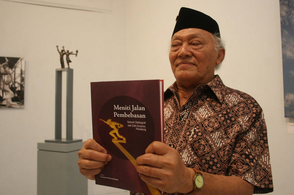 Pematung Edhi Sunarso saat meluncurkan otobiografinya di Yogyakarta pada 8 Oktober 2010, Ant - Regina Safri