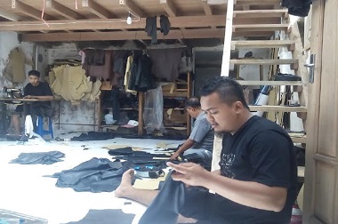 Perajin Jaket Kulit Berharap Bahan Baku Bernilai Rupiah
