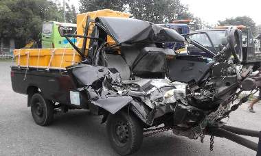 Mengantuk, Mobil Sundul Bak Truk di Palikanci