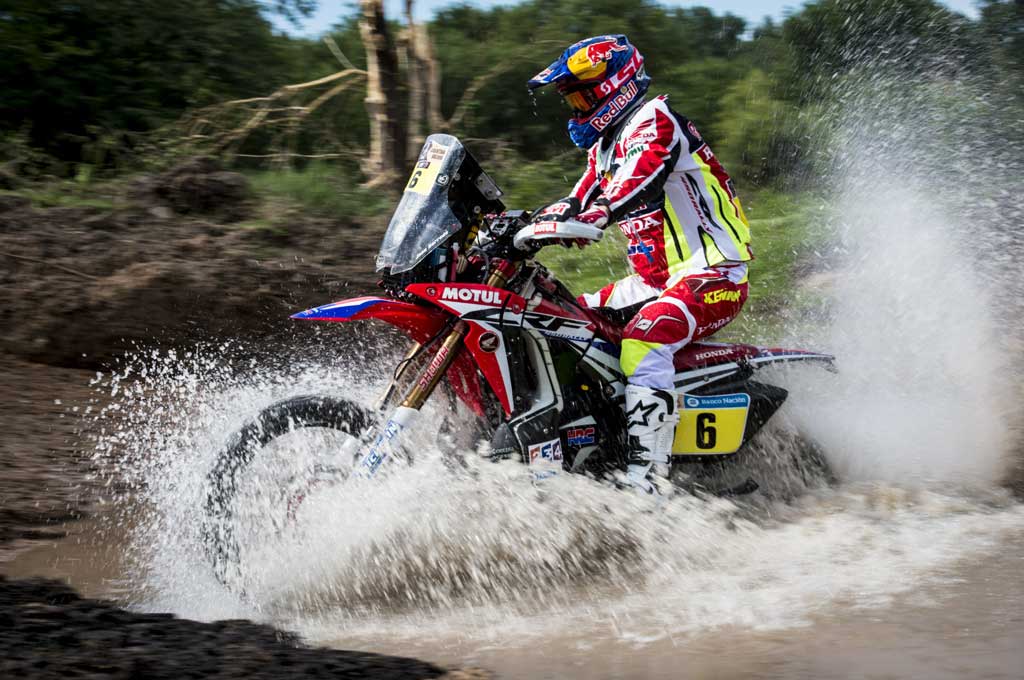 Aksi Joan Barreda di Dakar Rally 2016, Ia terkena penalti 1 menit saat melanggar batas kecepatan di zona non waktu etape-3. Red Bull