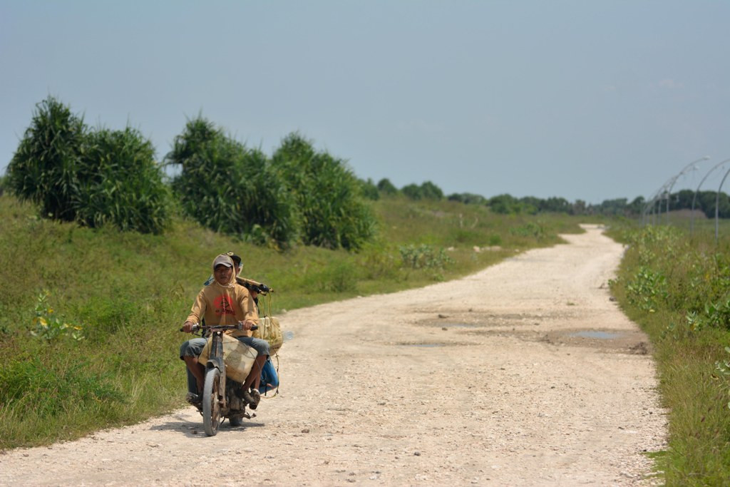 Jalur Lintas Selatan berupa jalan berbatu di Desa Puger Kulon, Puger, Jember, Jawa Timur. (ANT/Seno)