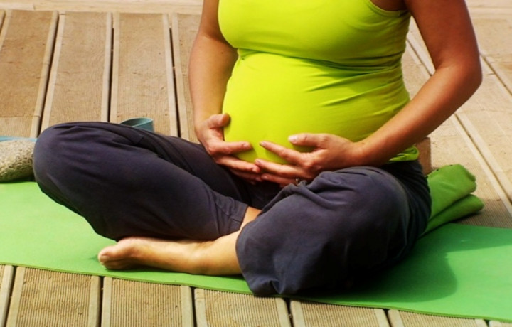 Jangan Takut, Ibu Hamil Tetap Bisa Yoga