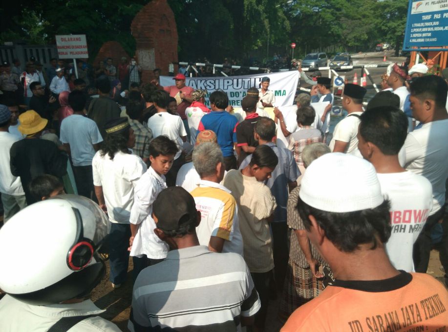 Puluhan warga menggelar aksi di Pelabuhan Cirebon, Jabar, Rabu (6/1/2016). Mereka memblokir akses jalan Pintu III, minta aktivitas bongkar-muat batu bara dihentikan. (Metrotvnews.com/Ahmad Rofahan)