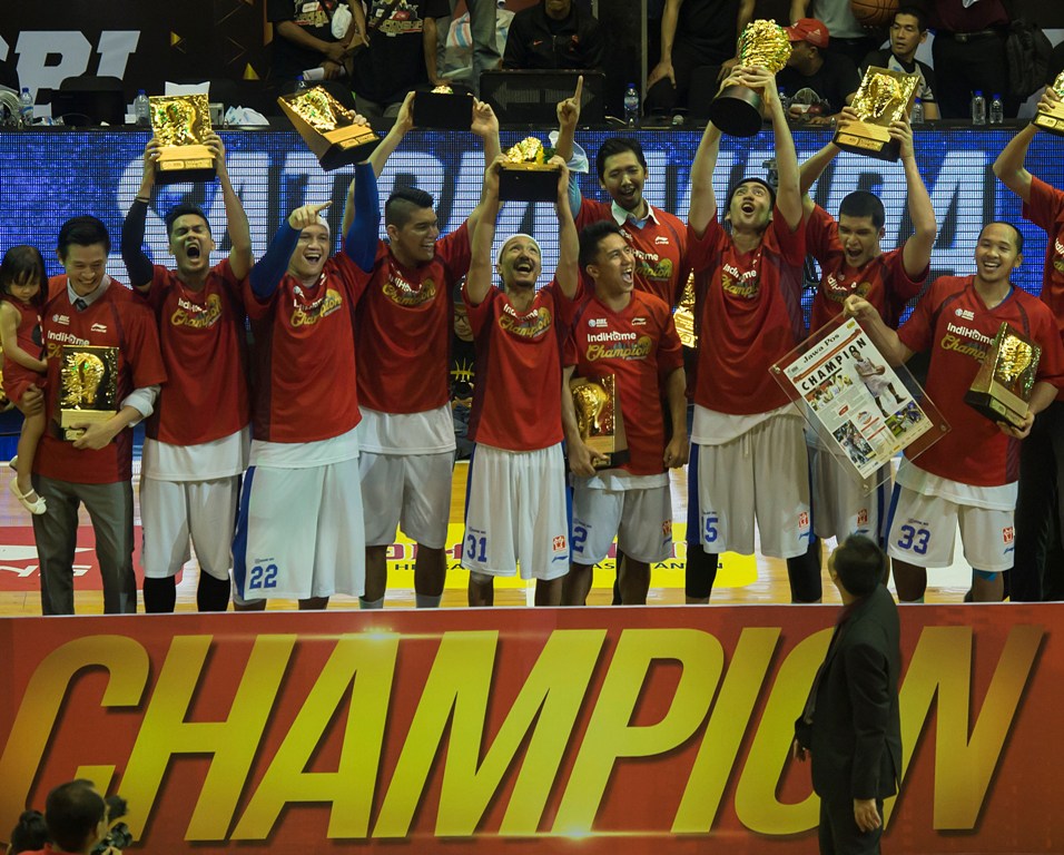 Pemain Satria Muda Britama Jakarta bersorak merayakan kemenangan usai mengalahkan Pelita Jaya Energi Mega Persada Jakarta pada laga babak Grand Final Championship Series IndiHome Liga Bola Basket Nasional (NBL).